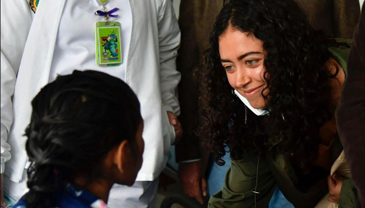 Con gái Phó Tổng thống Colombia thăm các em nhỏ điều trị tại bệnh viện quân đội Bogota.  