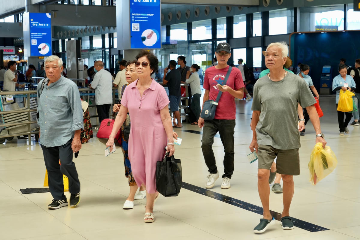 Theo thống kê về các khung giờ cao điểm, trong ngày có 2 khung giờ cao điểm nội địa đi: 13h00 – 14h00 và 16h00 – 17h00; và có tới 6 khung giờ cao điểm nội địa đến, trải đều từ 09h00 đến 24h00, mỗi khung giờ có hơn 2 ngàn lượt khách qua Cảng.