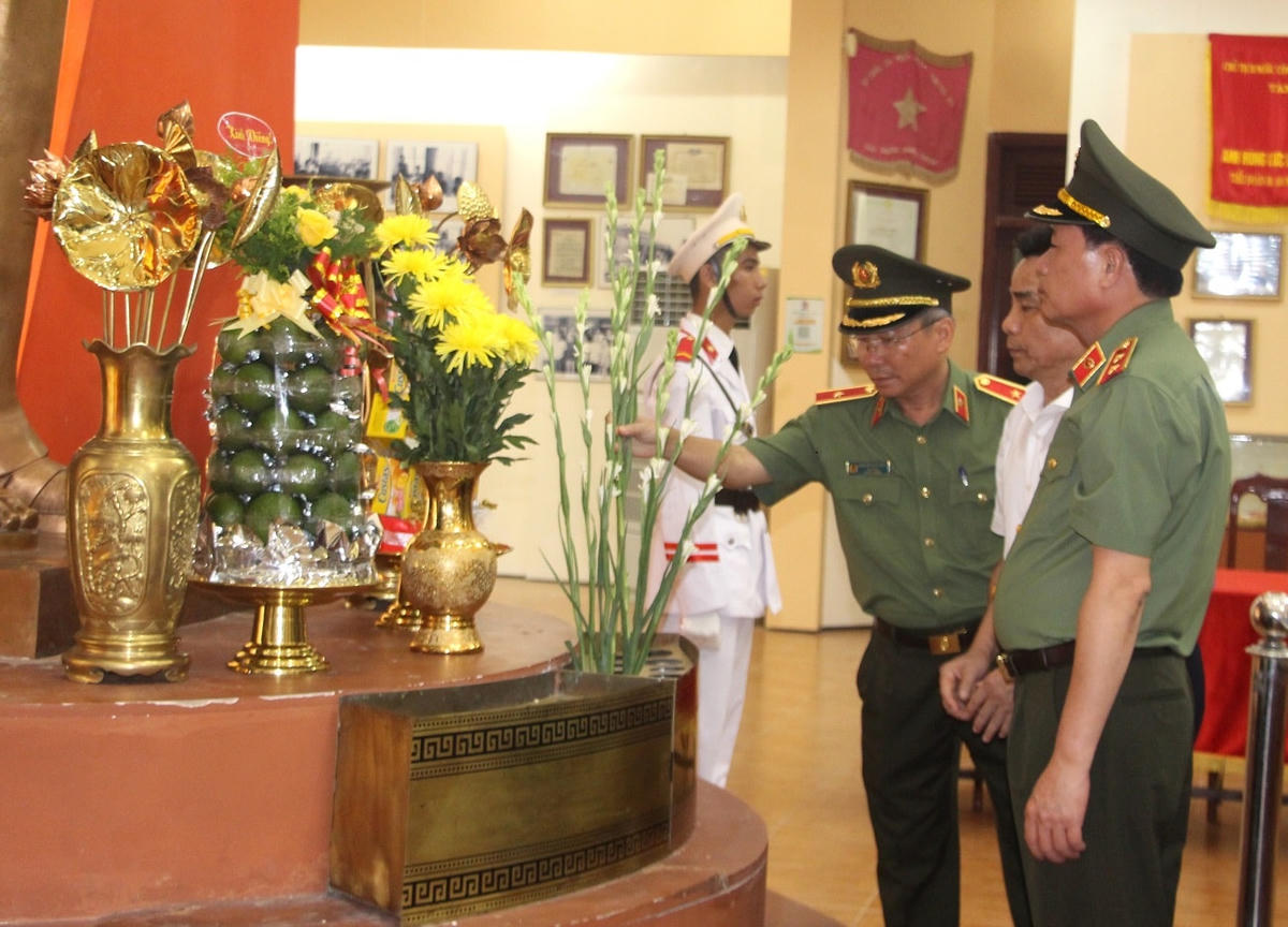 Trung tướng Lê Quốc Hùng dâng hoa lên Chủ tịch Hồ Chí Minh.