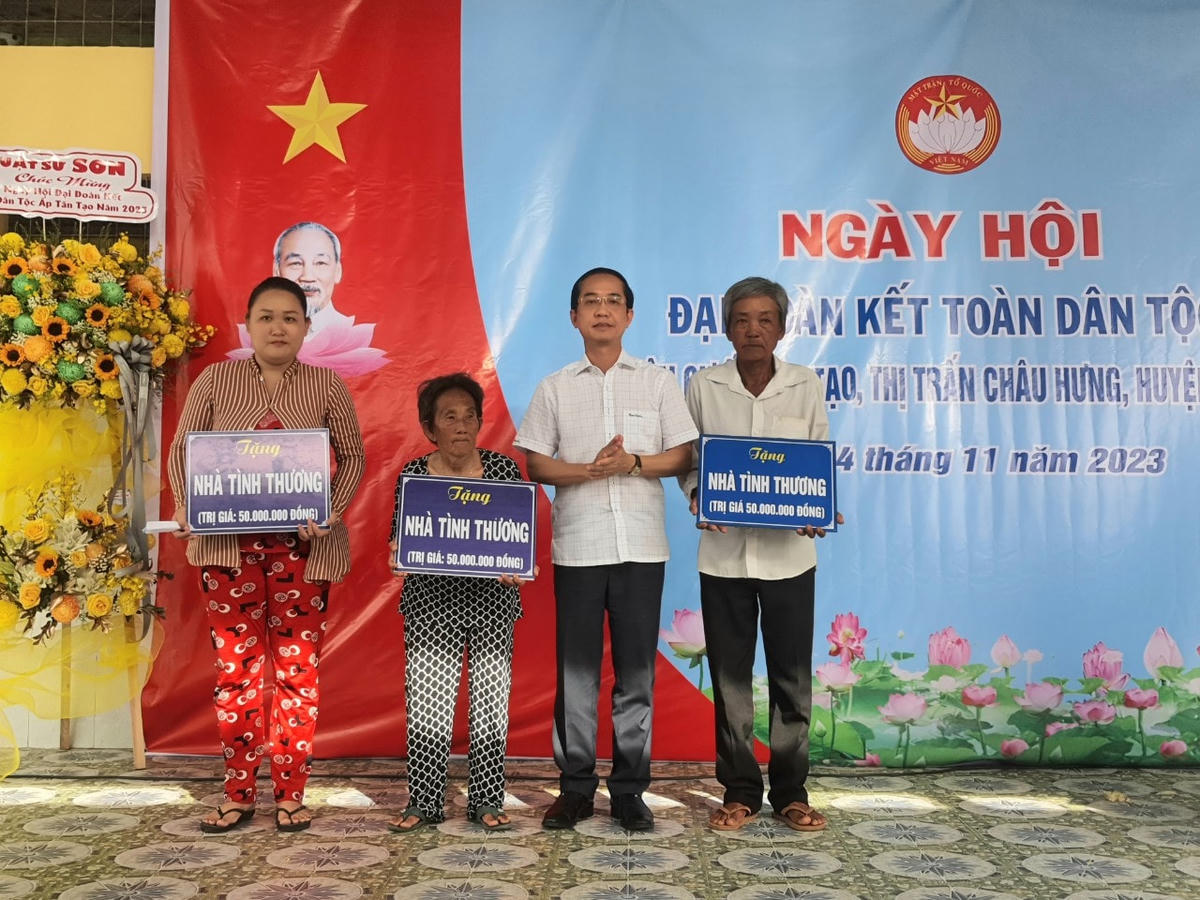 Trưởng ban Tổ chức Tỉnh uỷ Bạc Liêu Hồ Thanh Thuỷ trao nhà tình thương cho các hộ nghèo ấp Tân Tạo.
