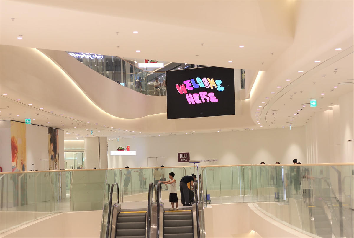 Trong những ngày đầu đi vào hoạt động, Lotte Mall West Lake thu hút đông đảo lượt khách thăm quan và mua sắm.