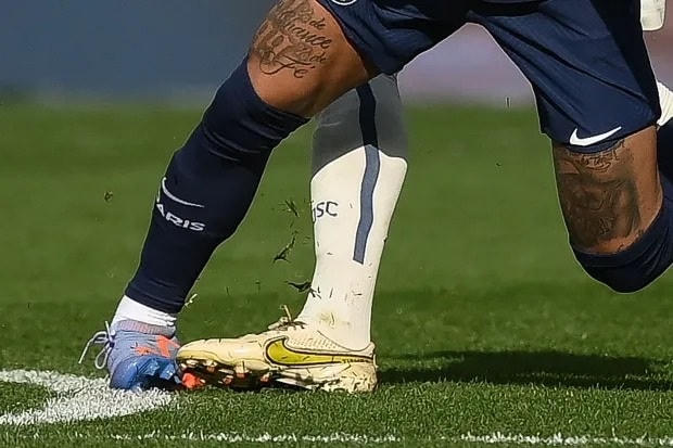Chân của Ande đã giẫm lên chân Neymar khiến anh bị trẹo mắt cá (Ảnh: Getty).