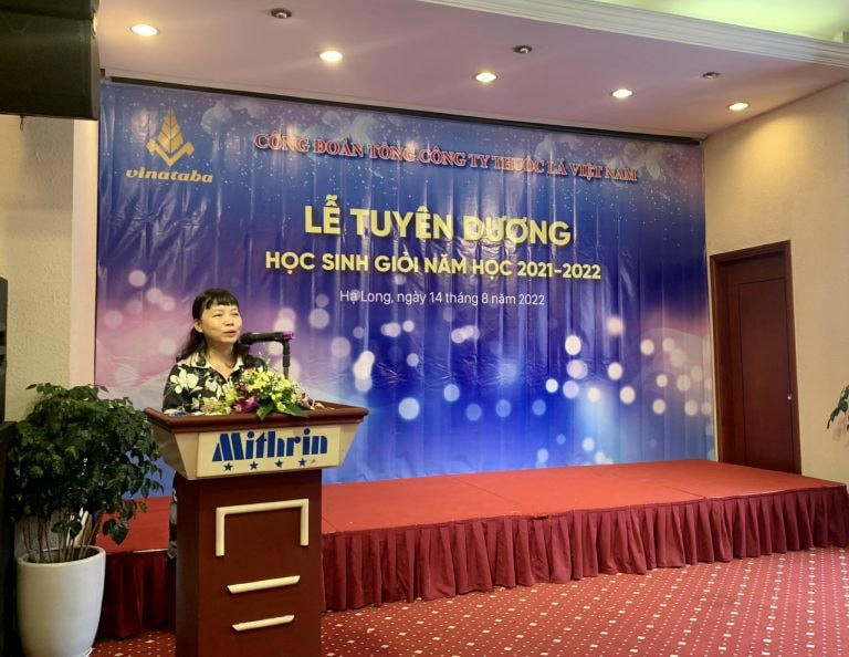 Bà Trần Thị Hoàng Mai - Phó BTĐU, thành viên HĐTV biểu dương những thành tích của các cháu HSG.
