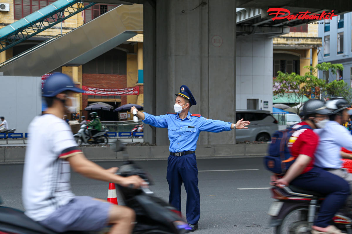 Lực lượng chức năng có mặt từ sớm để phân làn, hướng dẫn người dân di chuyển.