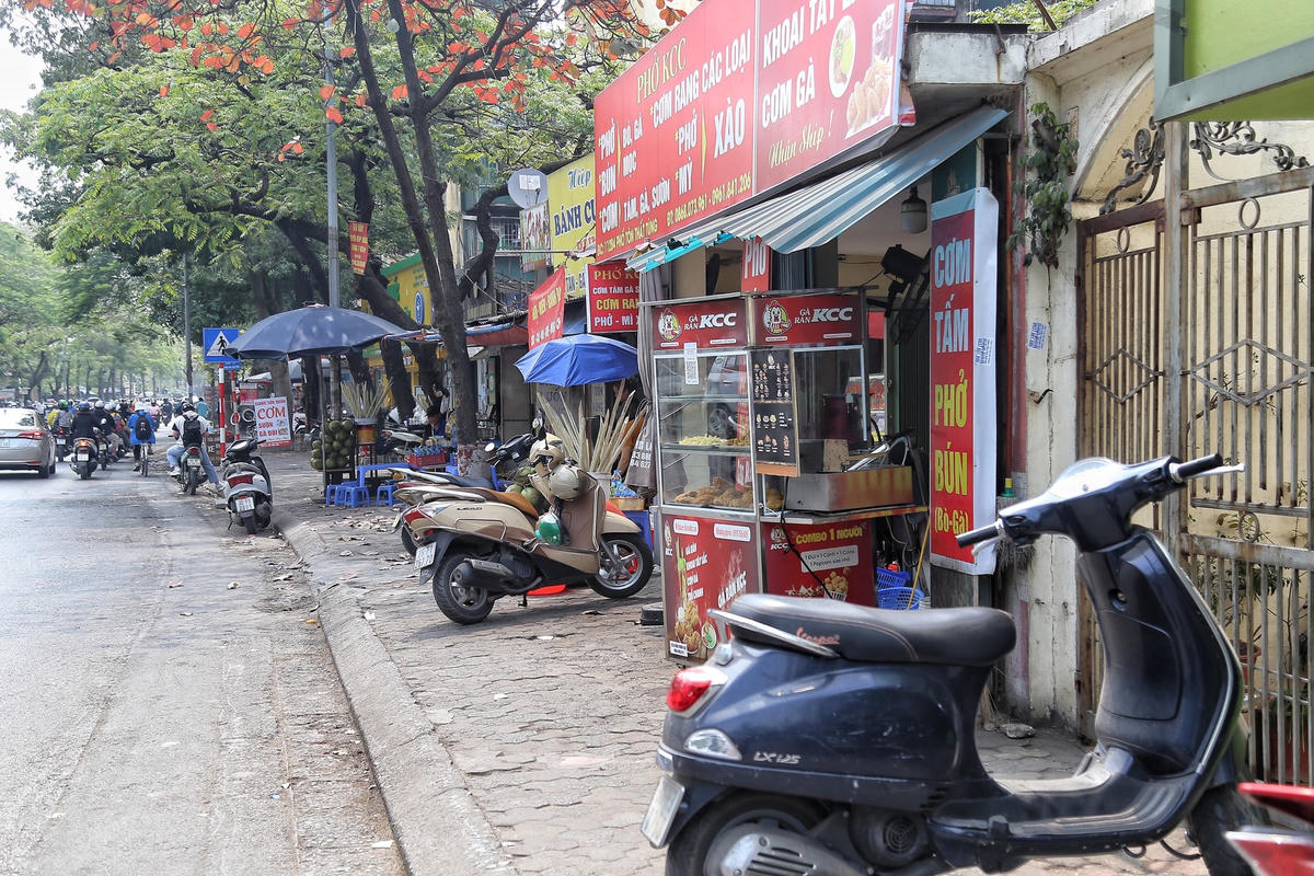 Tại tuyến đường Tôn Thất Tùng cũng nằm trên địa bàn quận Đống Đã đang bị lấn chiếm vỉa hè.