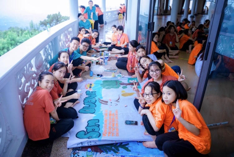 Vẽ khẩu hiệu.