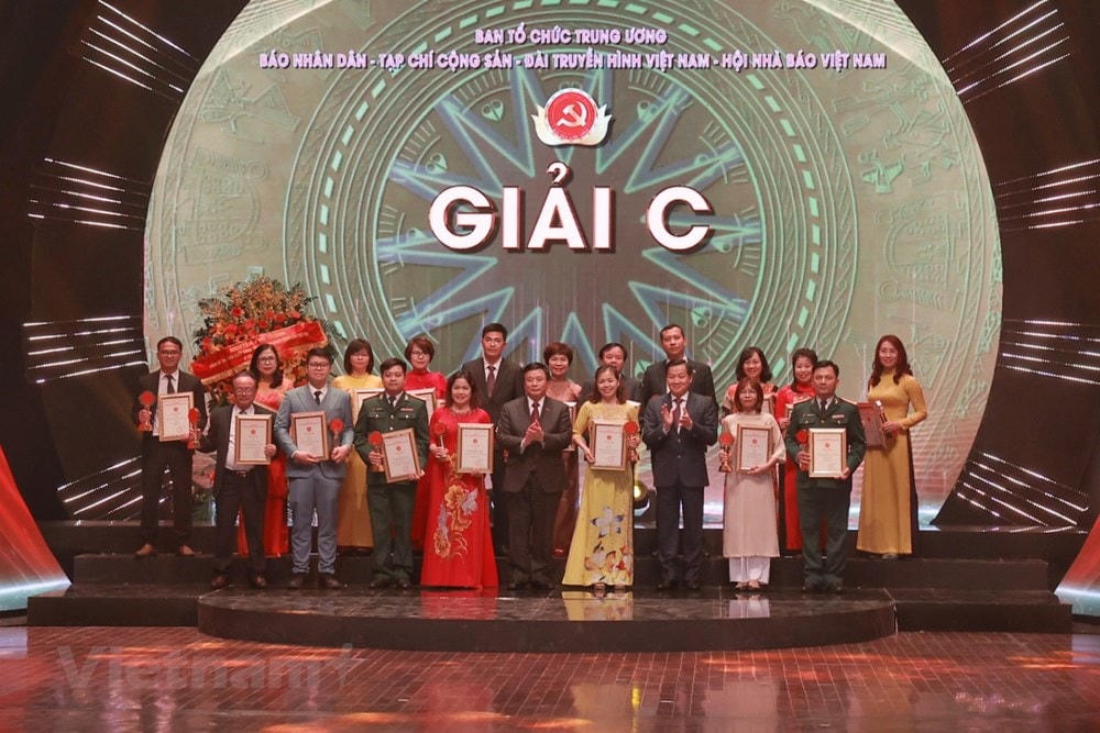 Ban tổ chức trao 18 giải C cho các tác giả. Ảnh: Vietnam+.