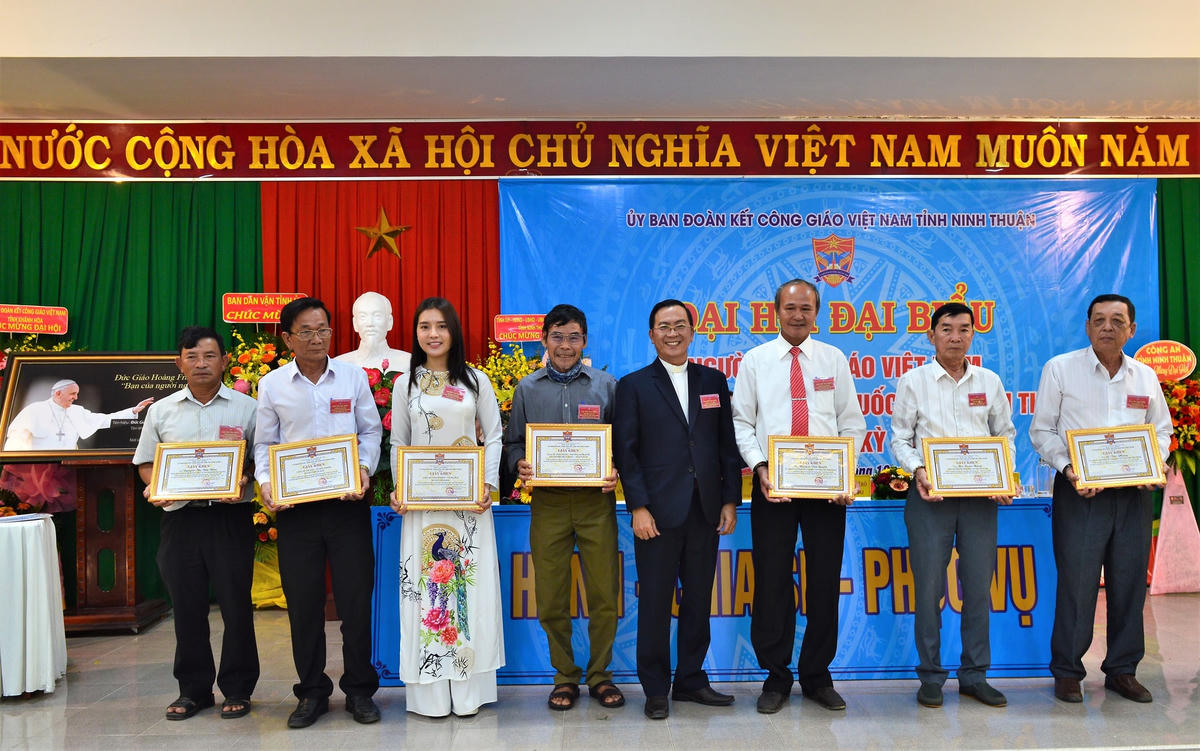 UBND tỉnh Ninh Thuận tặng bằng khen cho tập thể và cá nhân có thành tích xuất sắc trong tổ chức, triển khai phong trào thi đua giai đoạn 2017-2022.