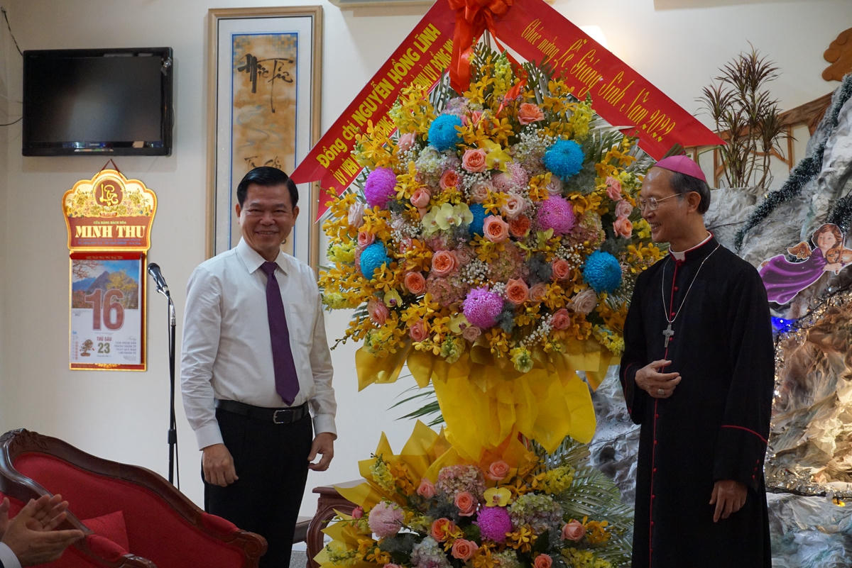 Bí thư Tỉnh ủy Đồng Nai Nguyễn Hồng Lĩnh tặng hoa chúc mừng Giáng sinh đến Giám mục Chính tòa Giáo phận Xuân Lộc Đỗ Văn Ngân. Ảnh: Mạnh Thìn.