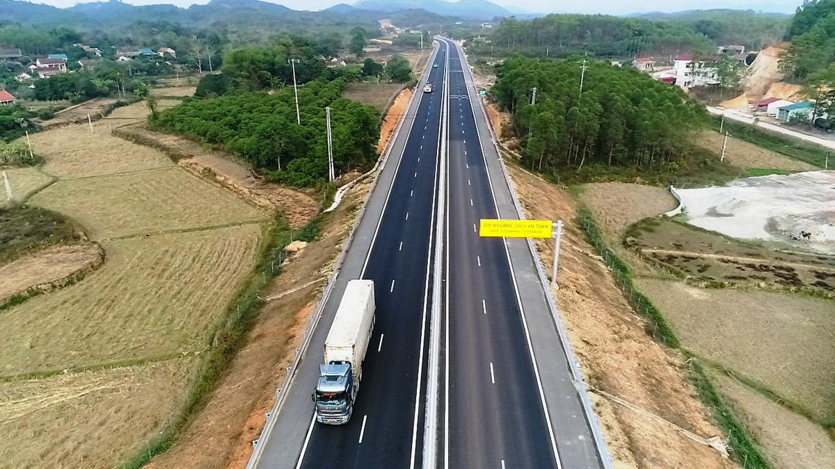 Đến năm 2030, phấn đấu cả nước có khoảng 5.000 km đường bộ cao tốc trong tổng số 9.014 km (41 tuyến) đã được  quy hoạch đề ra.
