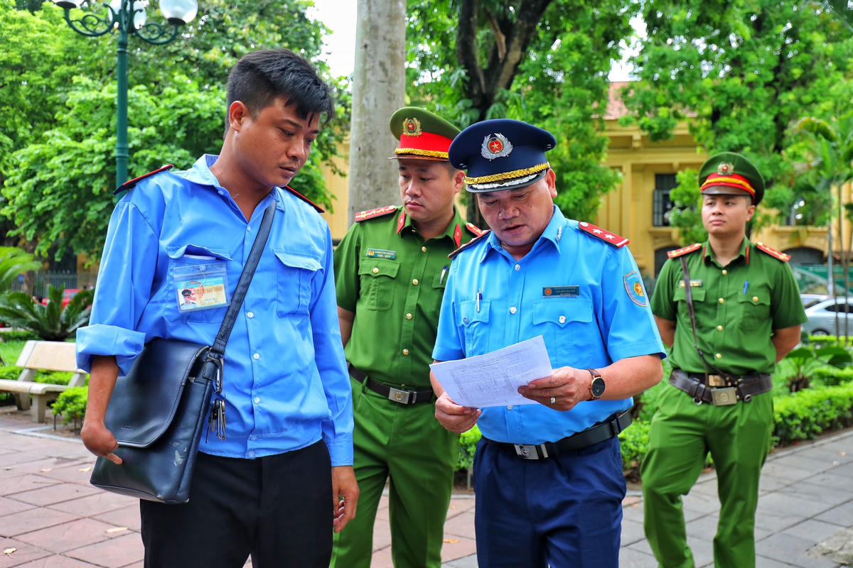 Trong đó, vi phạm dừng, đỗ xe trái quy định 75 trường hợp, vi phạm trông giữ phương tiện không phép 433 trường hợp.