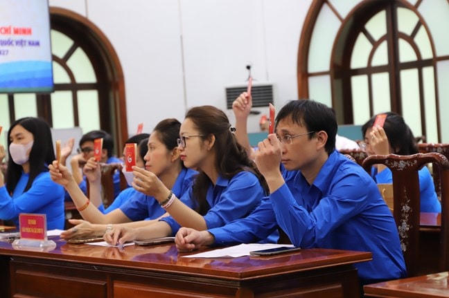 Đại biểu tiến hành biểu quyết tại Đại hội.