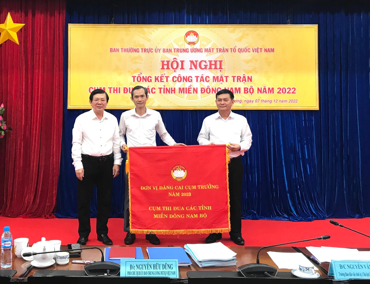 Trao cờ chuyển giao đơn vị đảm nhiệm Cụm trưởng Cụm Đông Nam bộ năm 2023 cho tỉnh Đồng Nai.