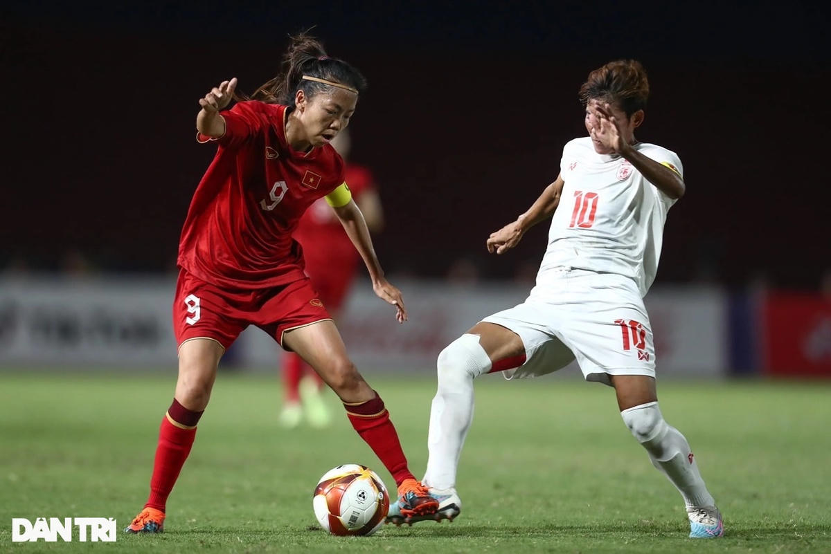Huỳnh Như được Lank FC chúc mừng sau ngôi vô địch SEA Games 32 (Ảnh: Khoa Nguyễn).