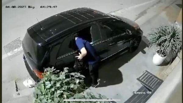 Hình ảnh nghi phạm phá kính để trộm tài sản trong xe ô tô được camera giám sát ghi lại.