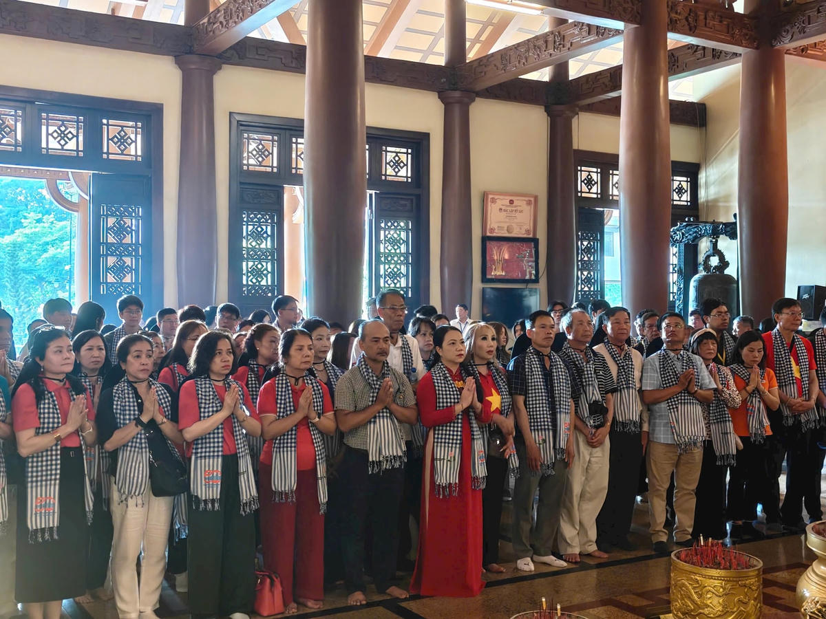 Đoàn kiều bào dâng hương tại Đền Bến Dược (huyện Củ Chi)- Ảnh: D.T