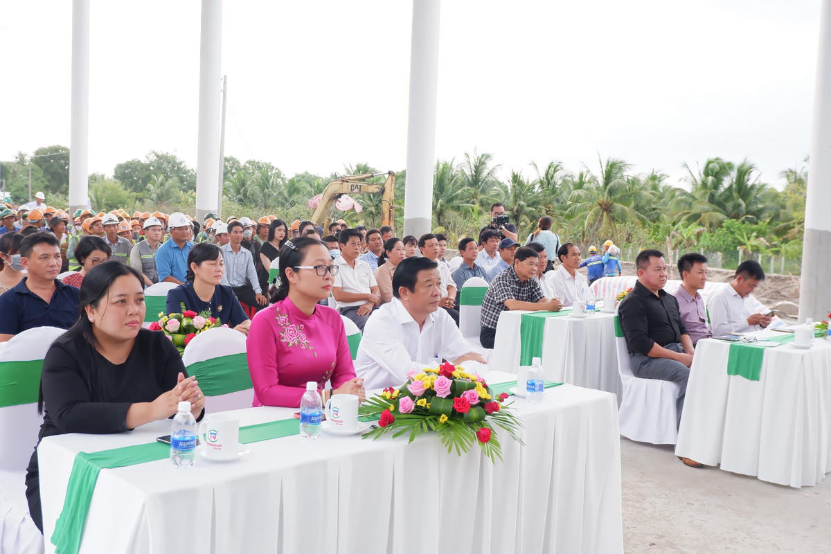 Bí thư Tỉnh uỷ Vĩnh Long Bùi Văn Nghiêm đến dự buổi lễ.