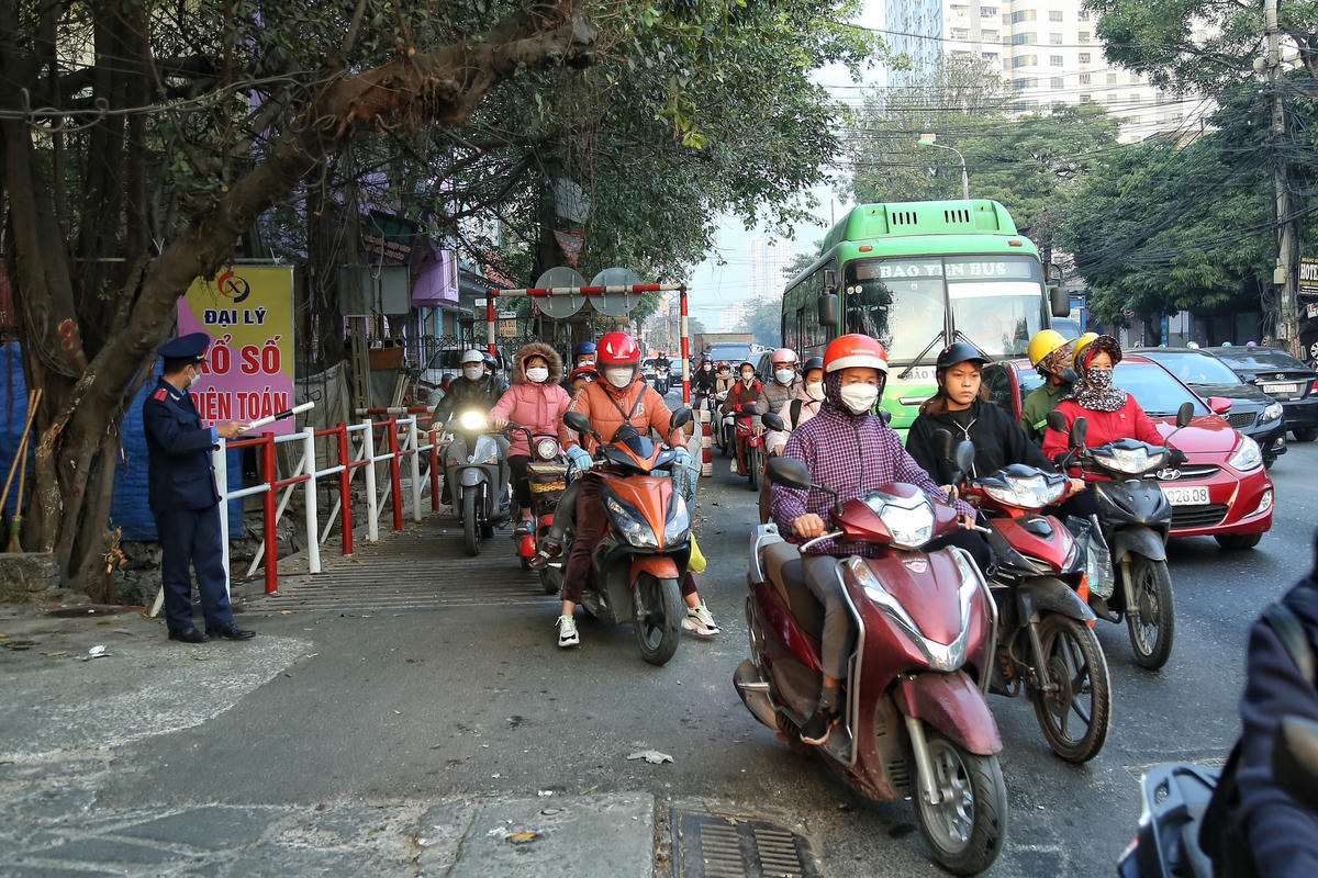 Ông Nguyễn Văn Sơn tại xã Tân Triều, huyện Thanh Trì chia sẻ: “Tại khu vực này, ùn tắc diễn ra mỗi ngày vào giờ cao điểm do có nhiều nút giao lệch, diện tích đường không đáp ứng được lưu lượng phương tiện đổ về. Vào giờ cao điểm hàng nghìn phương tiện tiện chen chân nhau nhích từng tí một”.