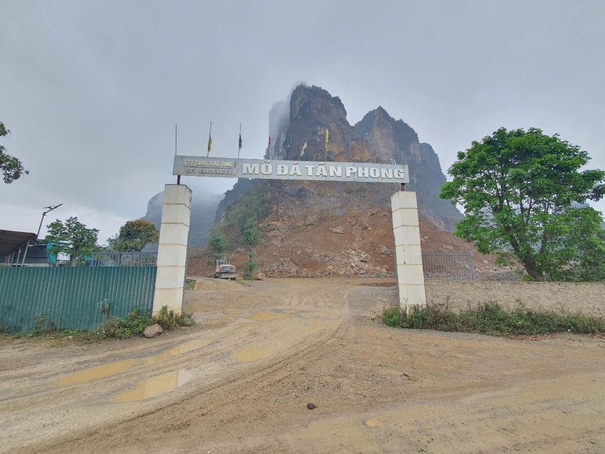 Mỏ đá Tân Phong thuộc xóm Trang, xã Hợp Phong, huyện Cao Phong, tỉnh Hòa Bình.