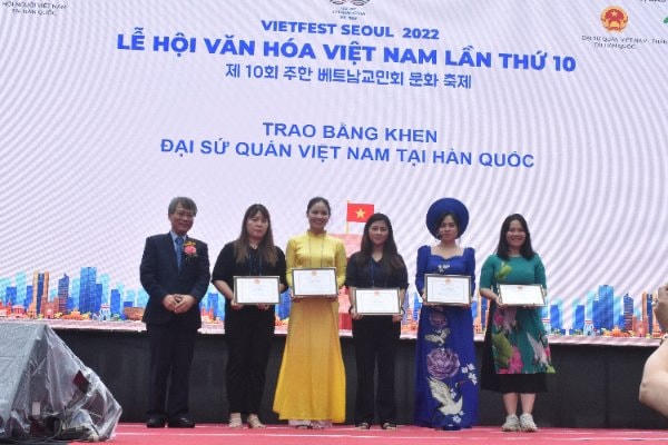Đại sứ Nguyễn Vũ Tùng trao bằng khen cho các cá nhân đạt thành tích xuất sắc