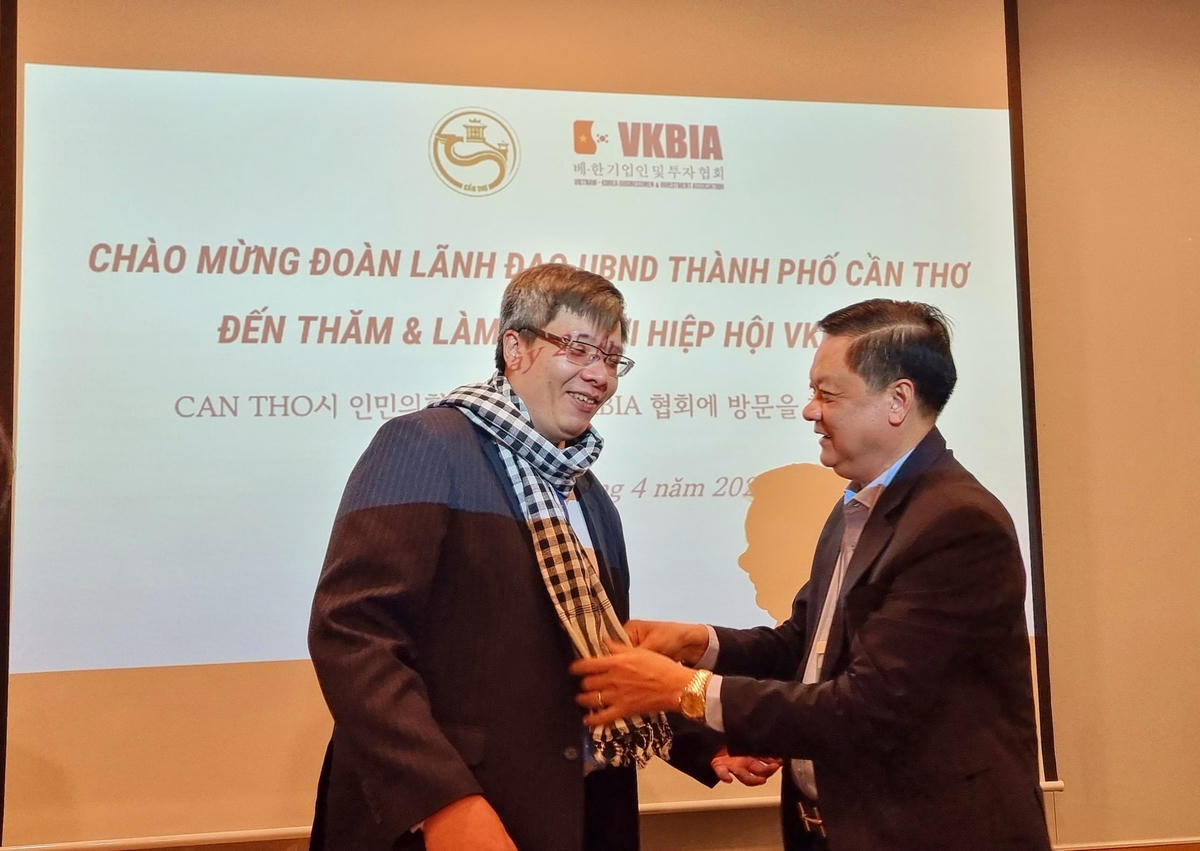 Món quà nghĩa tình của lãnh đạo TP Cần Thơ tặng lãnh đạo VKBIA.