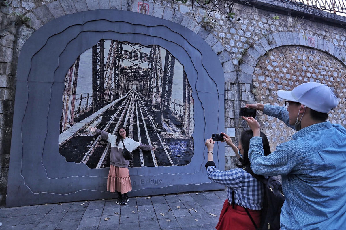 [ẢNH] Hà Nội: Phố bích họa Phùng Hưng khoác 'áo mới' đón Tết&nbsp;