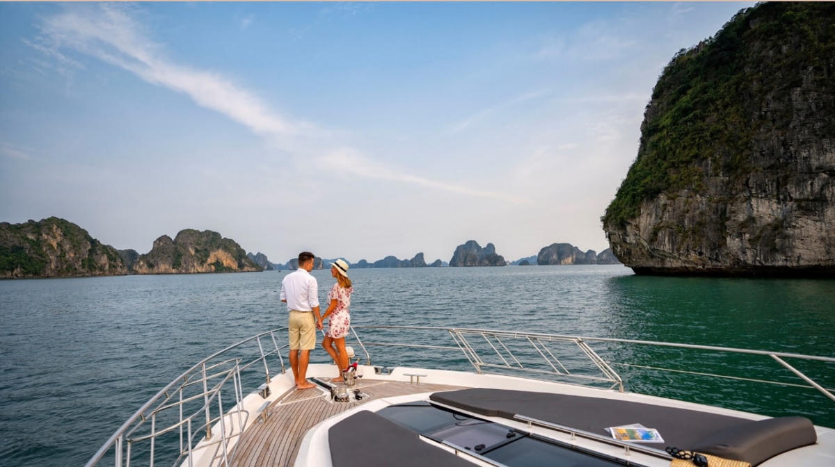 Du khách khám phá Vịnh Hạ Long trên du thuyền riêng. (Hình ảnh: FLC Hạ Long).