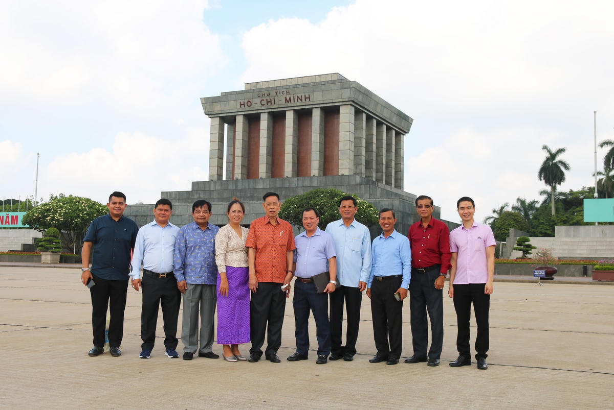 Đoàn đại biểu cấp cao Hội đồng Quốc gia Mặt trận Đoàn kết Phát triển Tổ quốc Campuchia chụp ảnh lưu niệm tại Lăng Chủ tịch Hồ Chí Minh.