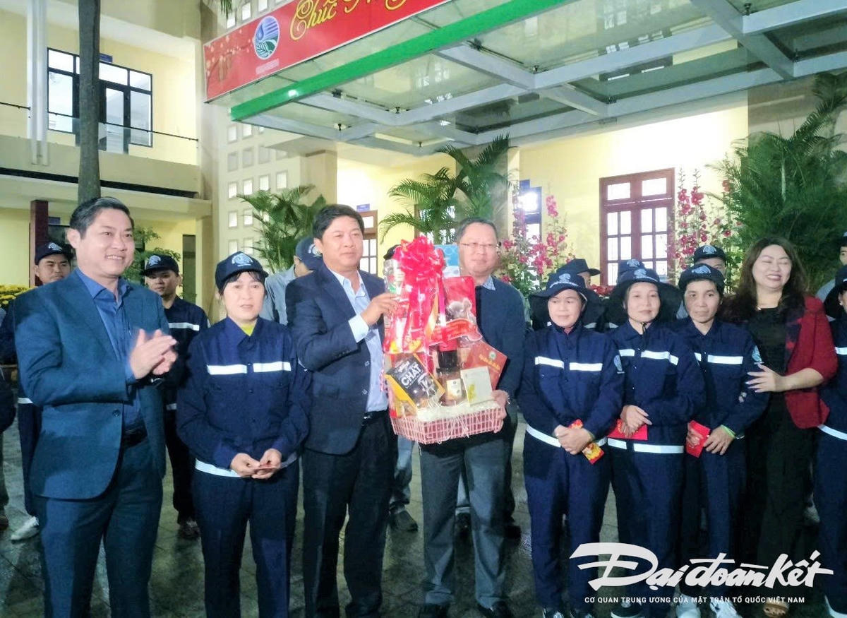 g Nguyễn Thanh Dũng, Phó Tổng Giám đốc Công ty CP Môi trường đô thị Quảng Nam cho biết, trong dịp Tết Nguyên đán Ất Tỵ 2025 lượng rác tăng lên gấp nhiều lần so với ngày thường. Do đó, công ty đã huy động khoảng 800 công nhân, phương tiện để đi thu gom rác thải trước và sau Tết. Về các chế độ của người lao động như: tiền lương, tiền thưởng và quà Tết thì công ty đã thực hiện đầy đủ cho công nhân.