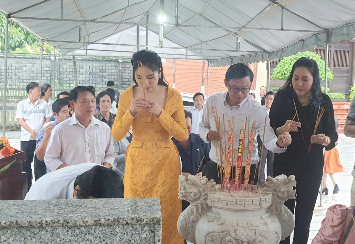 Nghệ sĩ thắp hương ngày giỗ Tổ cổ nhạc.