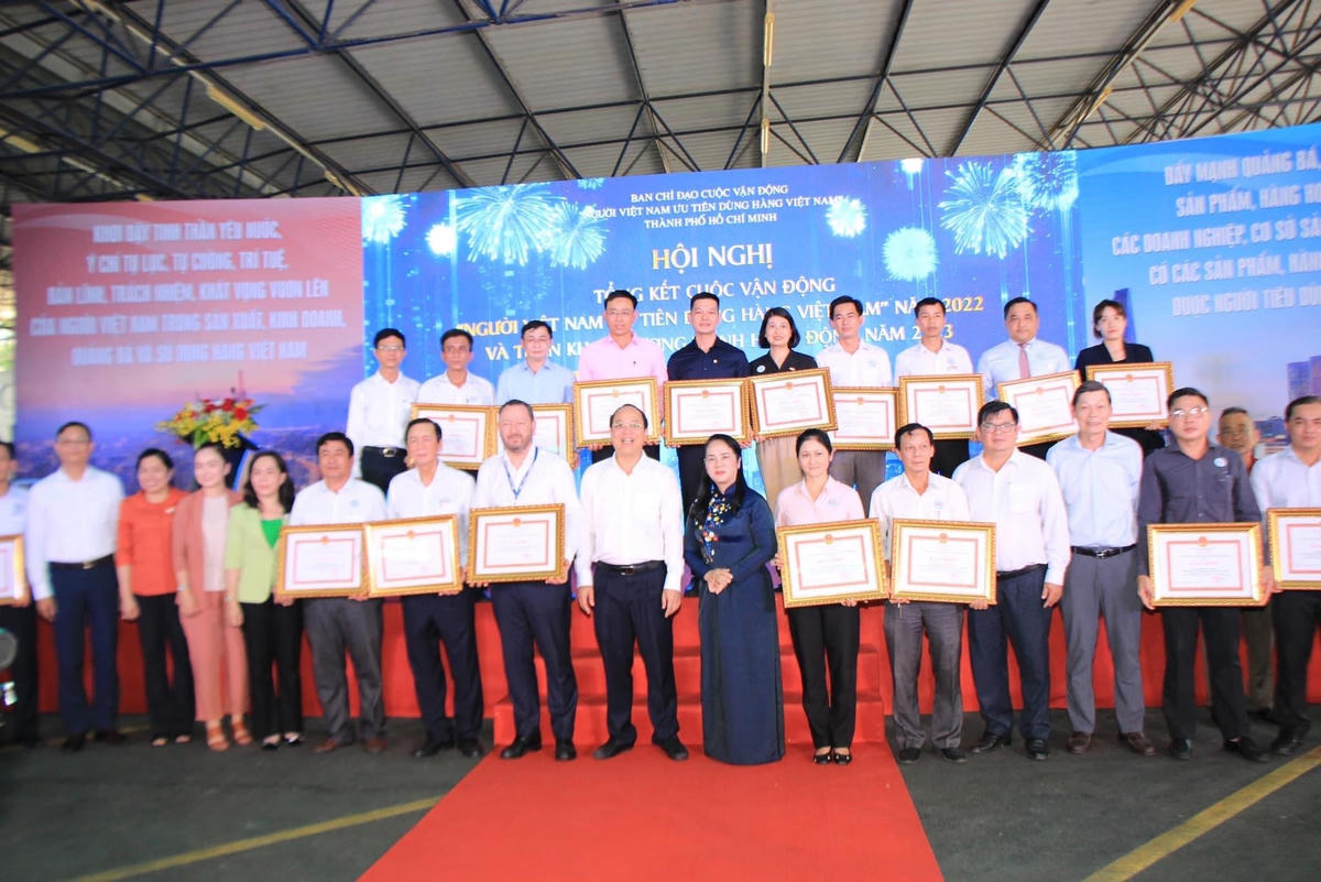 Trao bằng khen của UBND TP.HCM cho các tập thể có thành tích xuất sắc trong triển khai thực hiện Cuộc vận động.