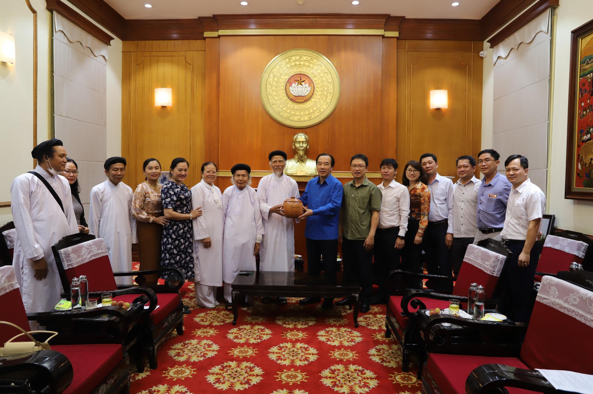 Hội thánh Cao Đài Ban Chỉnh đạo cùng đại diện các ngành chức năng tỉnh Bến Tre tặng tranh và quà lưu niệm cho UBTƯ MTTQ Việt Nam.