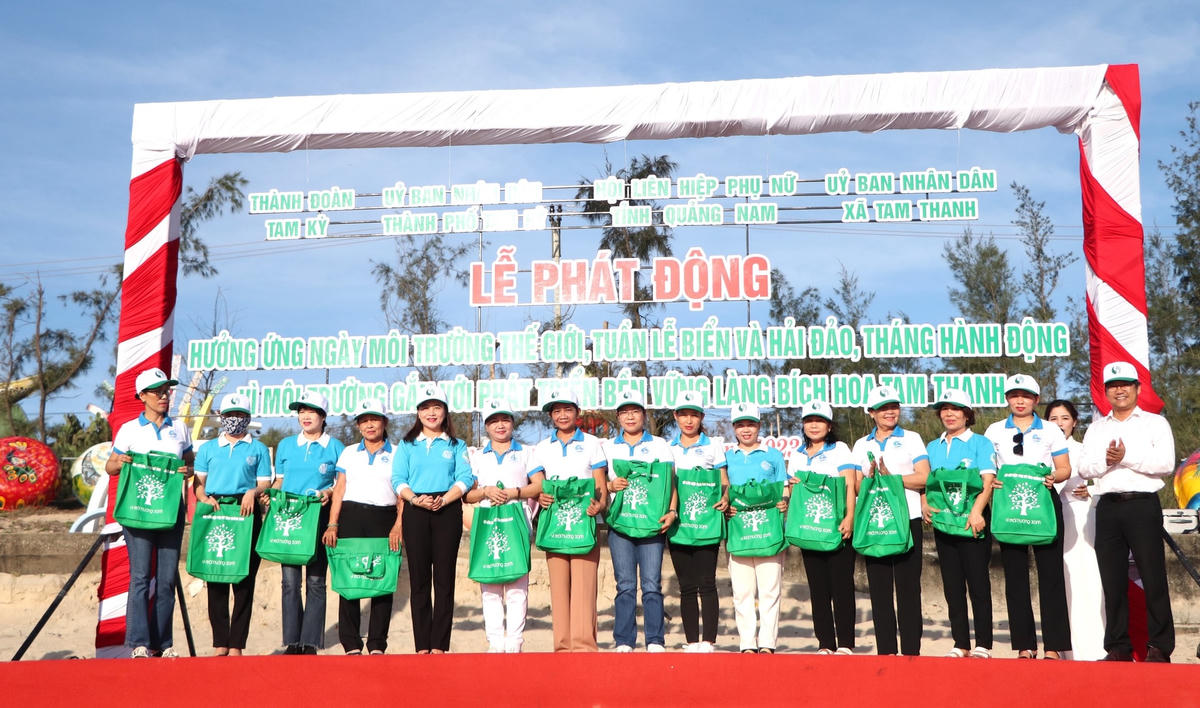 Lãnh đạo TP Tam Kỳ trao túi thân thiện với môi trường cho người dân.