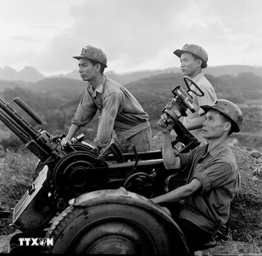 Đơn vị tự vệ mỏ than Hà Lầm, tỉnh Quảng Ninh, luyện tập súng phòng không, sẵn sàng chiến đấu năm 1971. (Ảnh: Văn Bảo/TTXVN)