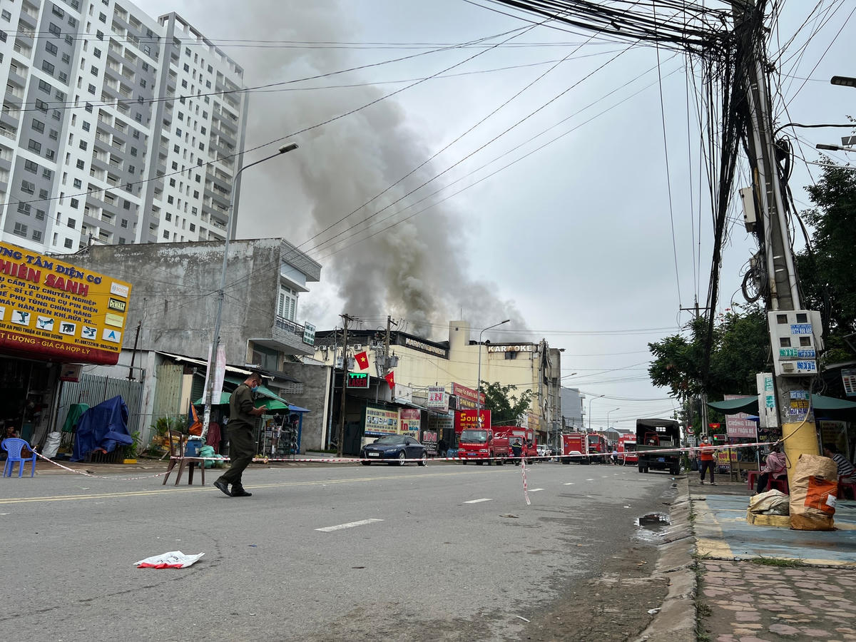 Hiện trường được phong toản nghiêm ngặt để phục vụ công tác cứu hộ và điều tra nguyên nhân vụ cháy.