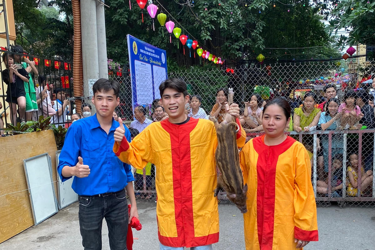 Hội còn tổ chức các trò chơi dân gian như bịt mắt bắt lợn, đập niêu, bắt vịt,...