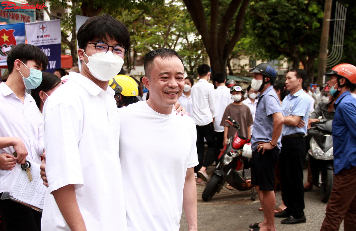 Phụ huynh rạng rỡ khi thấy con làm bài thi tốt