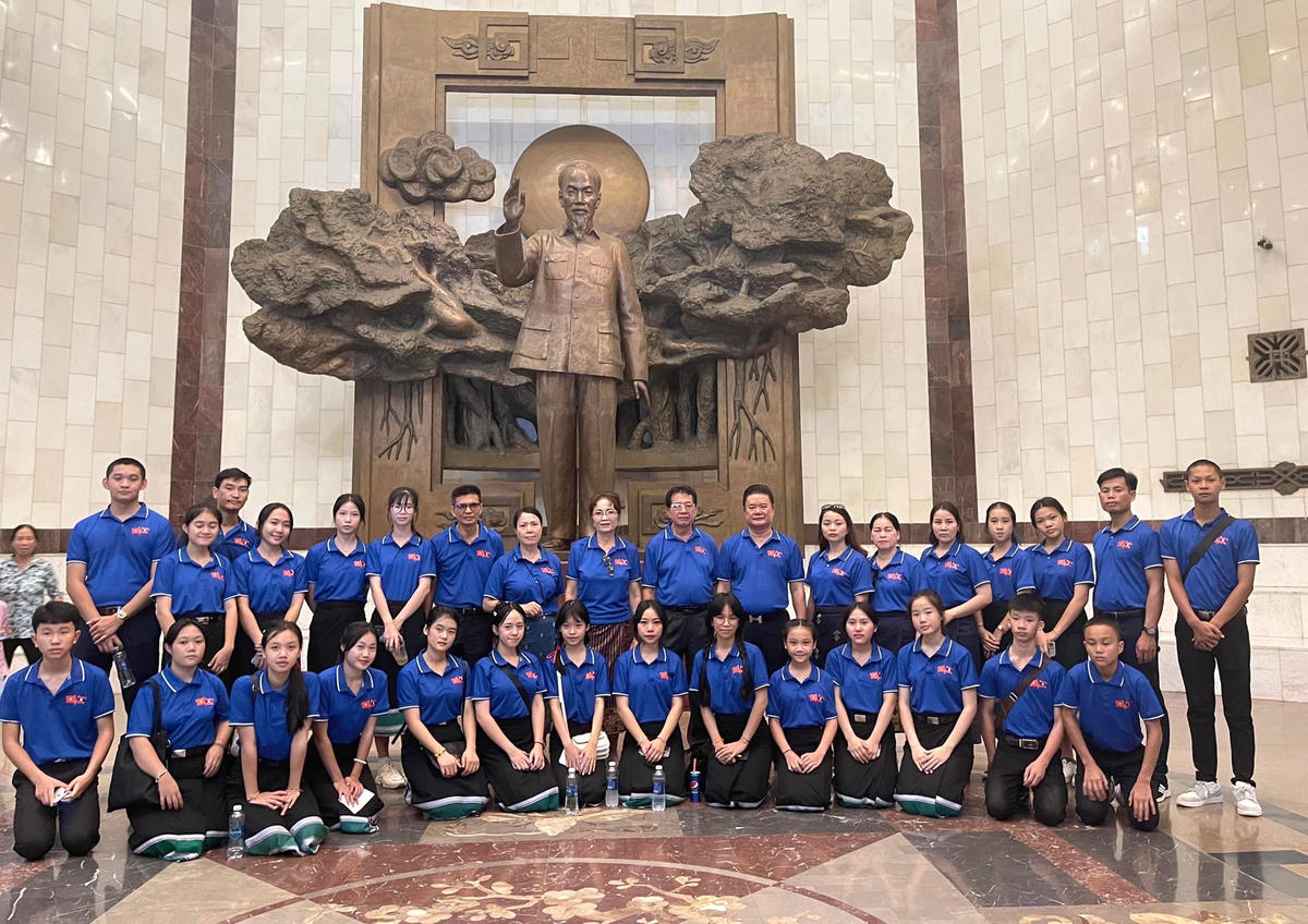 Đoàn đại biểu giáo viên và học sinh tiêu biểu Trường song ngữ Lào - Việt Nam chụp ảnh lưu niệm.