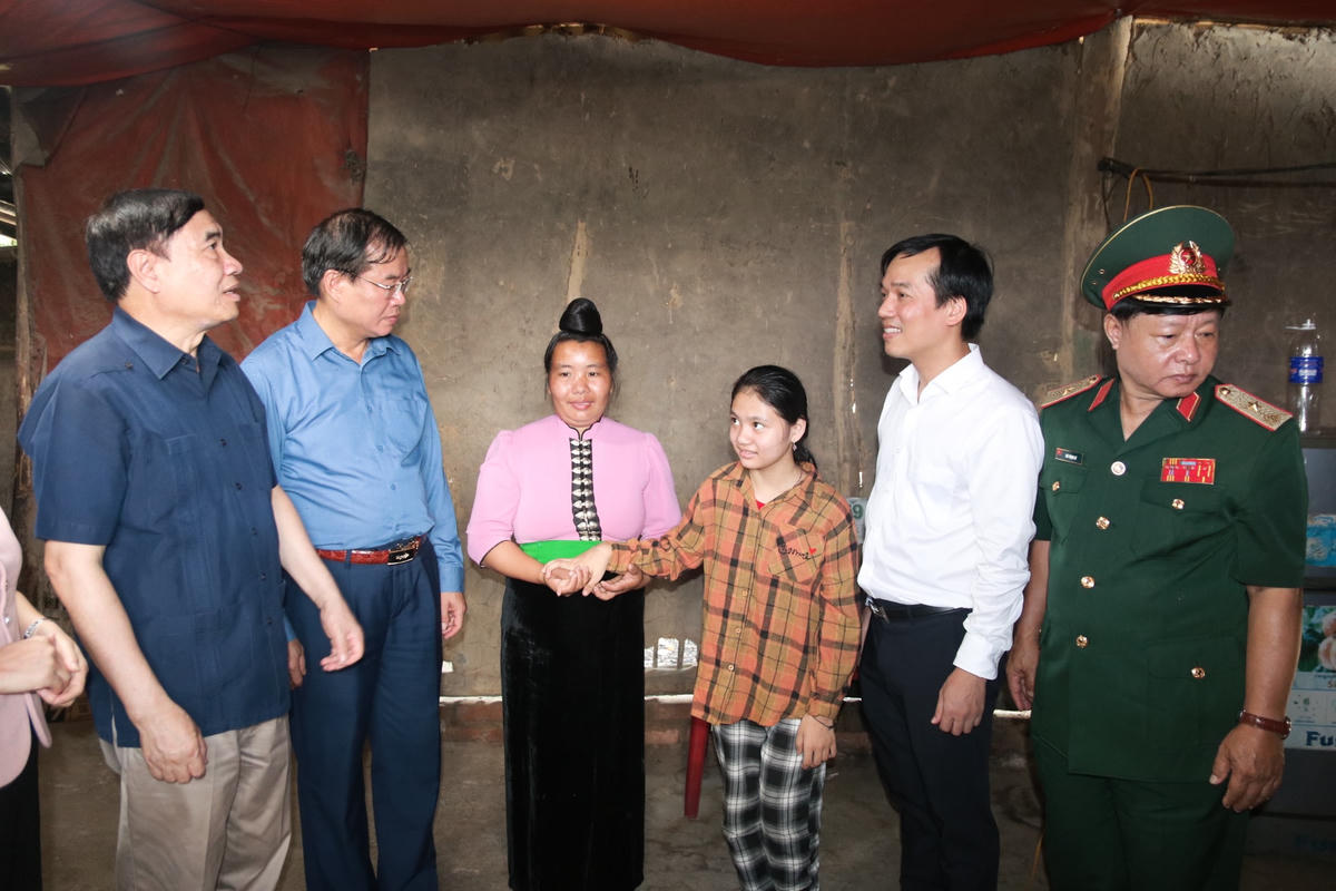 Đại biểu thăm hỏi, tặng quà động viên gia đình chị Lường Thị Mai tại Lễ khởi công.