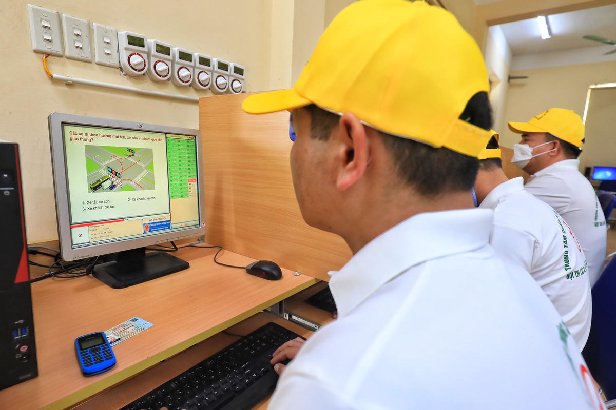 Các lái xe thi lý thuyết trên máy tính.