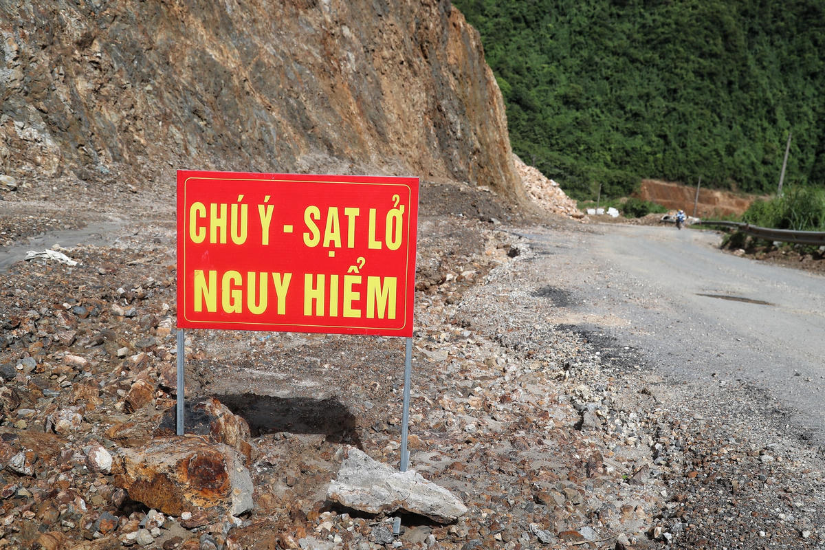 Một số điểm bị sạt lở được nhà thẩu để biển cảnh báo.