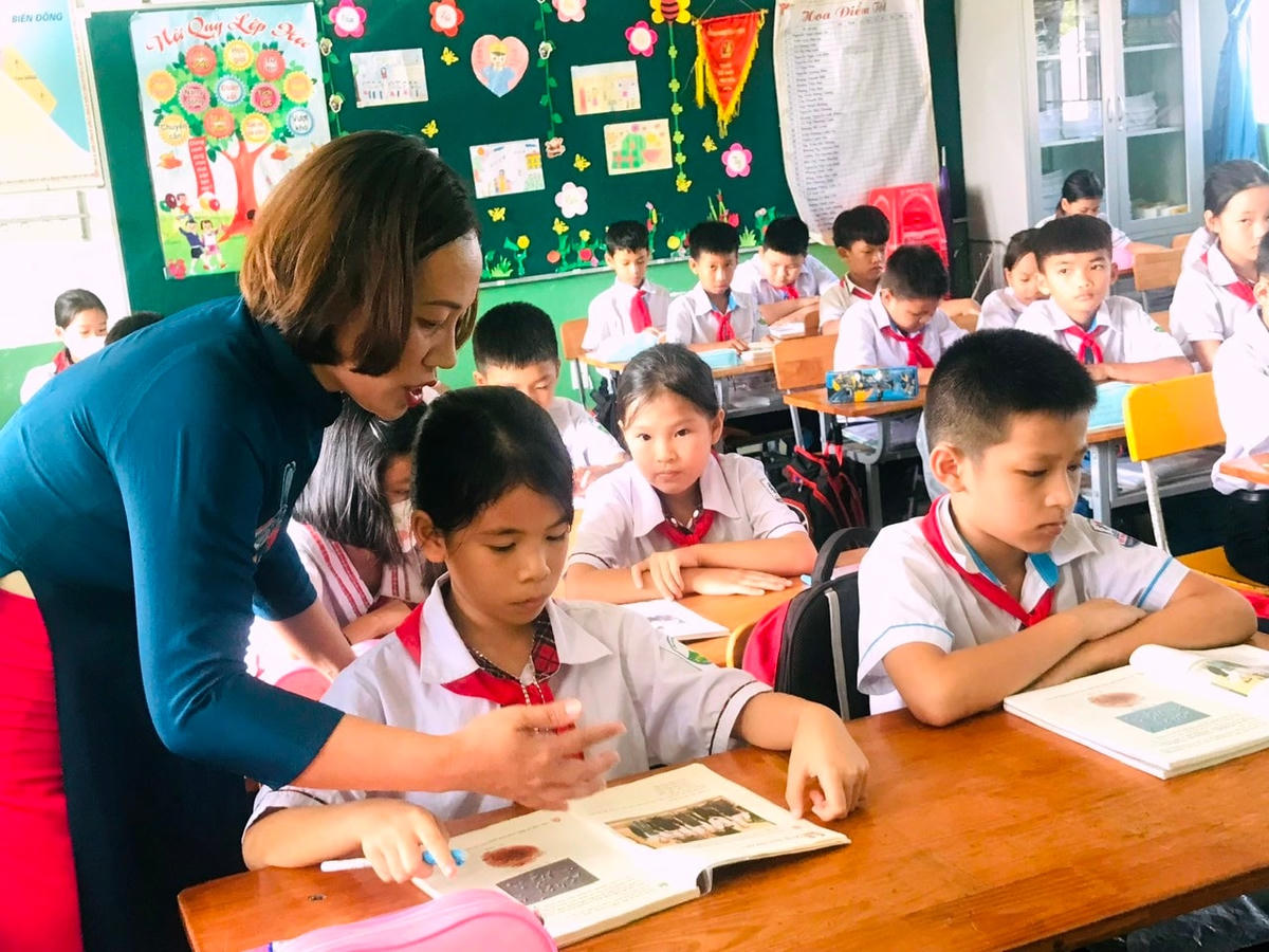 Nữ giáo viên Trần Thị Hoài Thu như người mẹ thứ hai của nhiều thế hệ học sinh.
