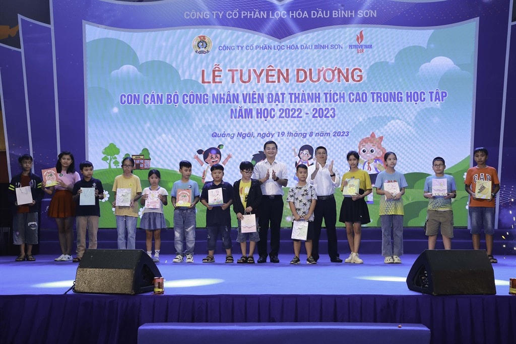  Ban lãnh đạo BSR trao thưởng cho các em có thành tích cao trong học tập.