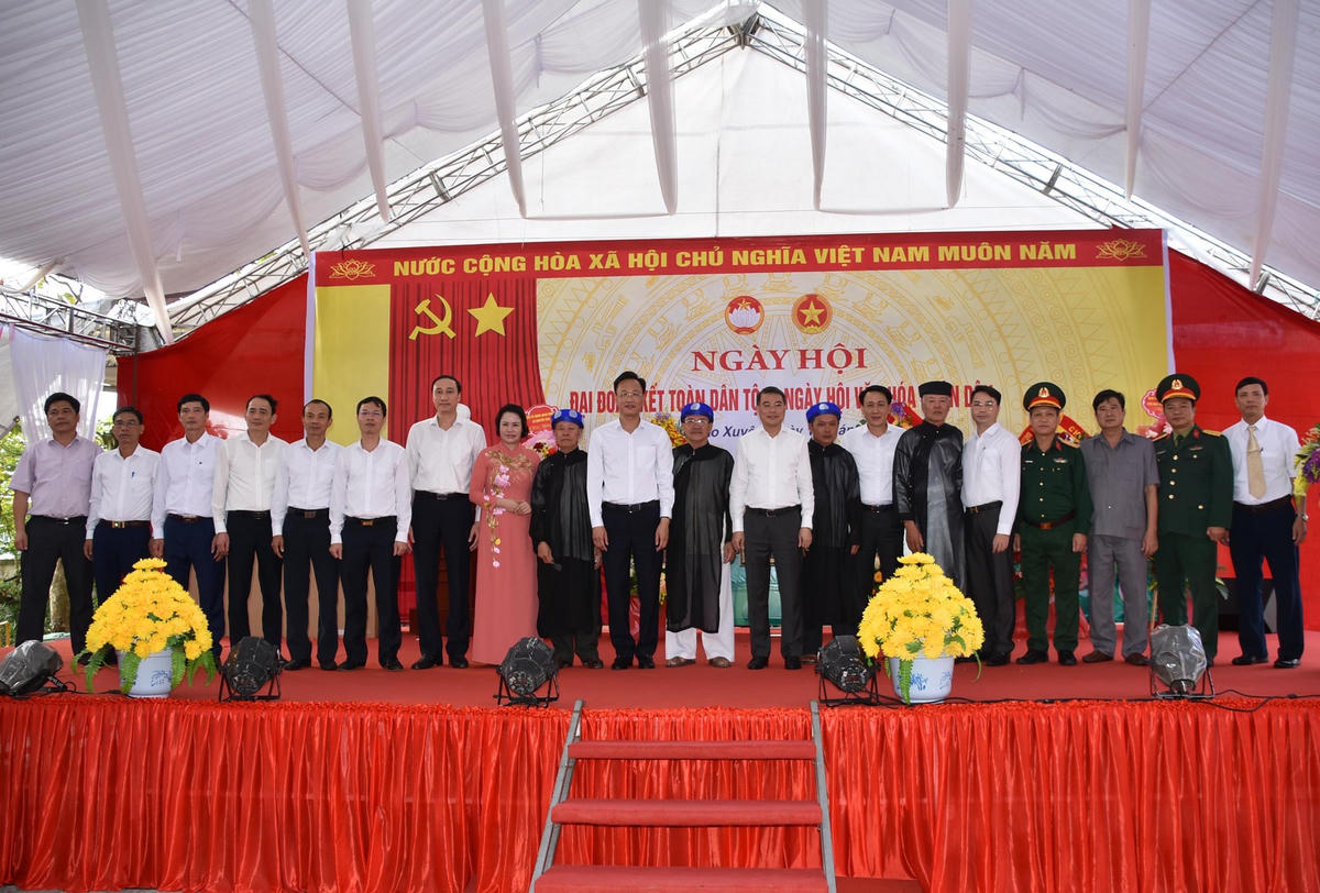 Các đại biểu chụp hình lưu niệm cùng bà con nhân dân tại ngày hội.