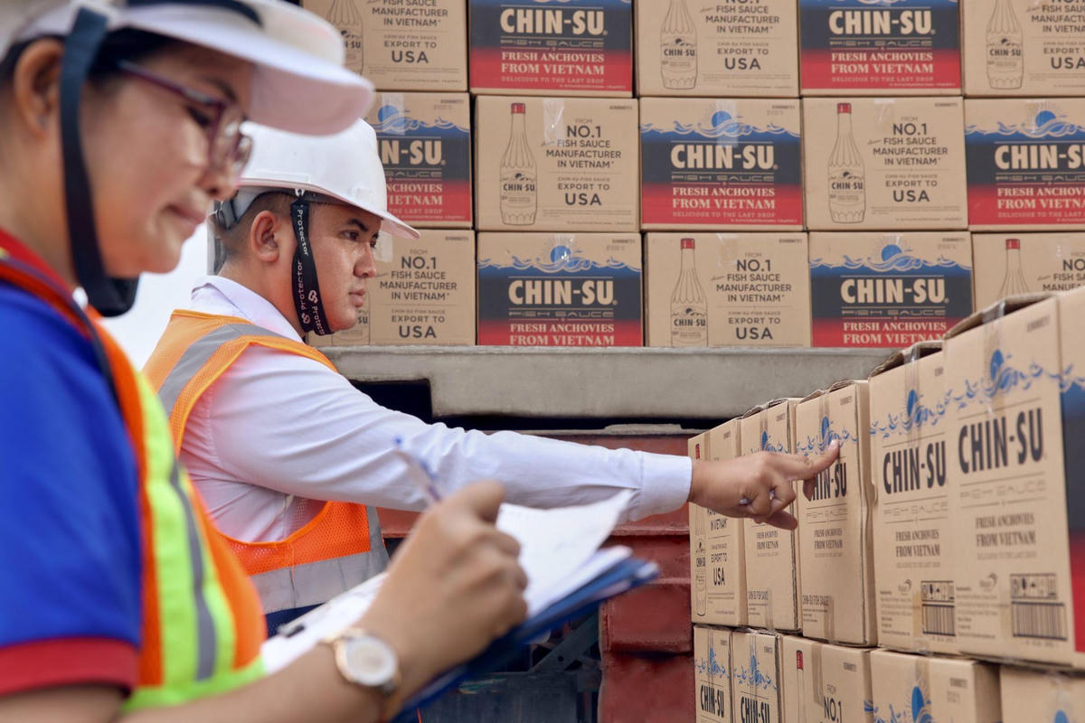 Trước khi được đưa ra thị trường, tất cả các chai nước mắm Chin-su Cá Cơm Biển Đông đều phải trải qua quá trình kiểm duyệt nghiêm ngặt.