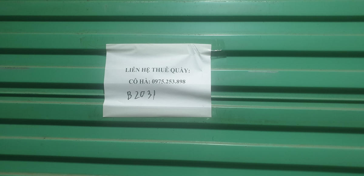 Khung cảnh bên trong chợ càng ảm đạm hơn. Có đến quá nửa số kiot tầng 1 chợ Cửa khẩu Tân Thanh đóng cửa, hầu hết đều dán biển cho thuê quầy.