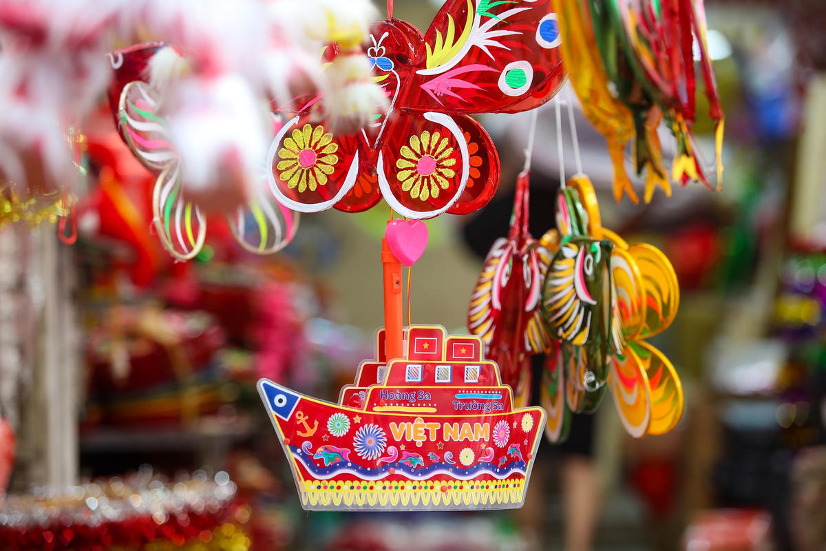 Nhiều chiếc lồng đèn được làm bằng hình tàu thuyền, có gắn tên 2 quần đảo của Việt Nam là Hoàng Sa, Trường Sa.