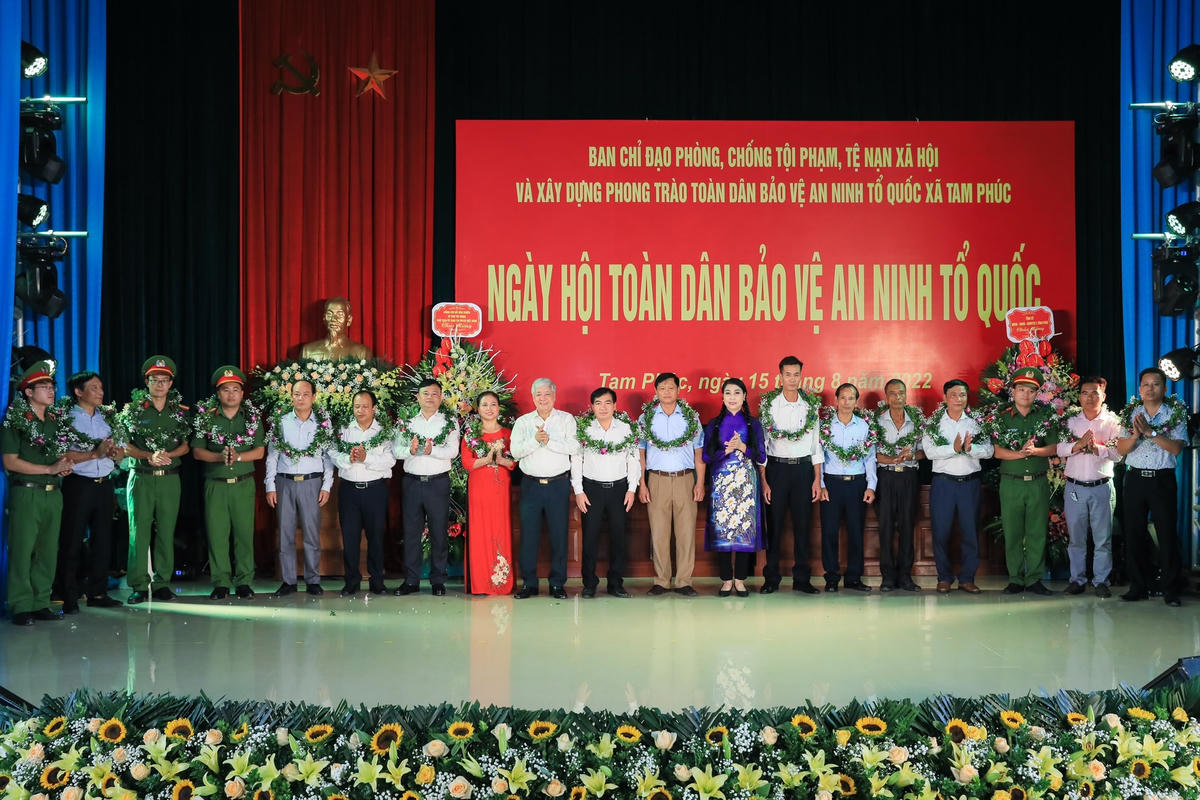 Bí thư Trung ương Đảng, Chủ tịch UBTƯ MTTQ Việt Nam Đỗ Văn Chiến chúc mừng những tập thể, cá nhân có thành tích xuất sắc trong triển khai phong trào Toàn dân bảo vệ an ninh Tổ quốc.