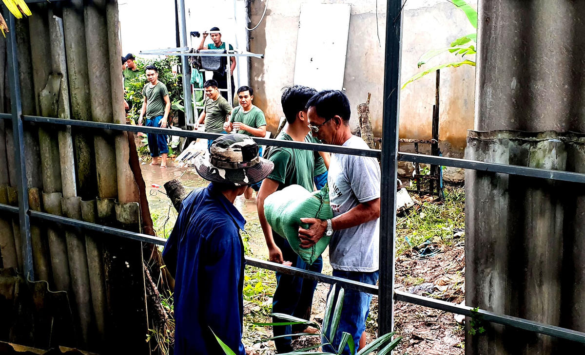 Lực lượng quân sự phường Cái Khế, quận Ninh Kiều hỗ trợ người dân gia cố đê bao KV 3 Sông Hậu - Cồn Khương ứng phó với triều cường lên cao(Ảnh Minh Trung).