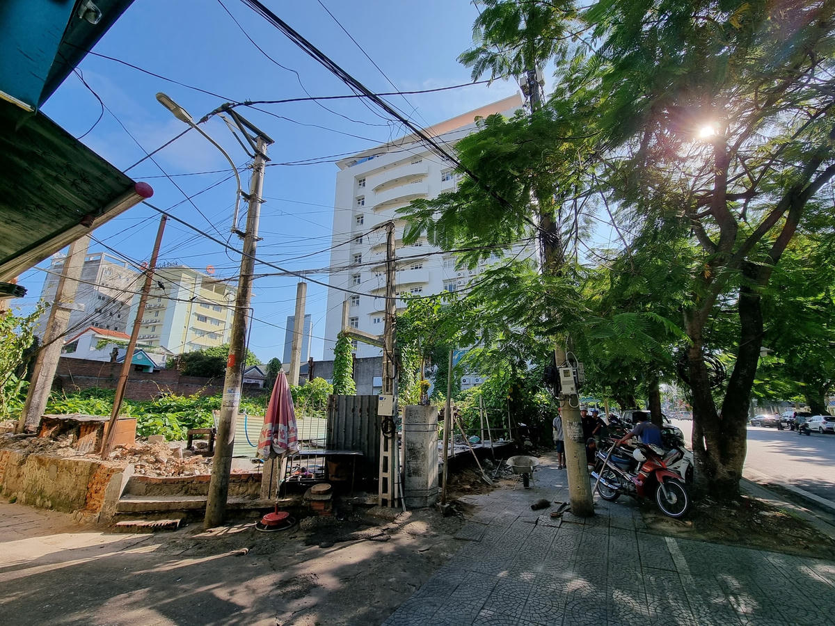 Tại thời điểm PV ghi nhận, tại khu “đất vàng” này đang được nhiều người tiến hành tháo dỡ hàng rào cũ đã bị hư hỏng, để tiến hành rào chắn lại nhằm hạn chế người dân xả rác vào khu đất này. 